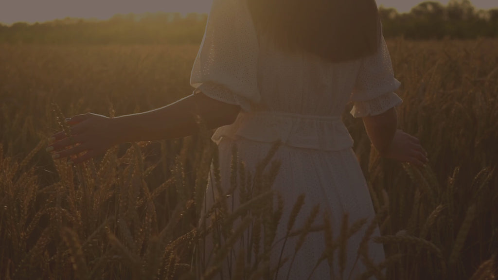 𝐵𝓁𝒶𝒸𝓀𝒷𝑒𝓇𝓇𝓎 𝐻𝑜𝓁𝓁𝑜𝓌 : 𝚂𝚖𝚎𝚕𝚕𝚜 𝚕𝚒𝚔𝚎 𝚠𝚊𝚛𝚖 𝚌𝚛𝚞𝚖𝚋𝚕𝚎 𝚋𝚊𝚛𝚜—𝚓𝚞𝚒𝚌𝚢 𝚋𝚎𝚛𝚛𝚒𝚎𝚜, 𝚜𝚘𝚏𝚝 𝚊𝚙𝚙𝚕𝚎, 𝚊𝚗𝚍 𝚊 𝚠𝚑𝚒𝚜𝚙𝚎𝚛 𝚘𝚏 𝚜𝚊𝚐𝚎.